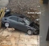 Accident șocant/ A căzut în gol de pe un pod, după ce a intrat cu mașina pe șantierul autostrăzii A7