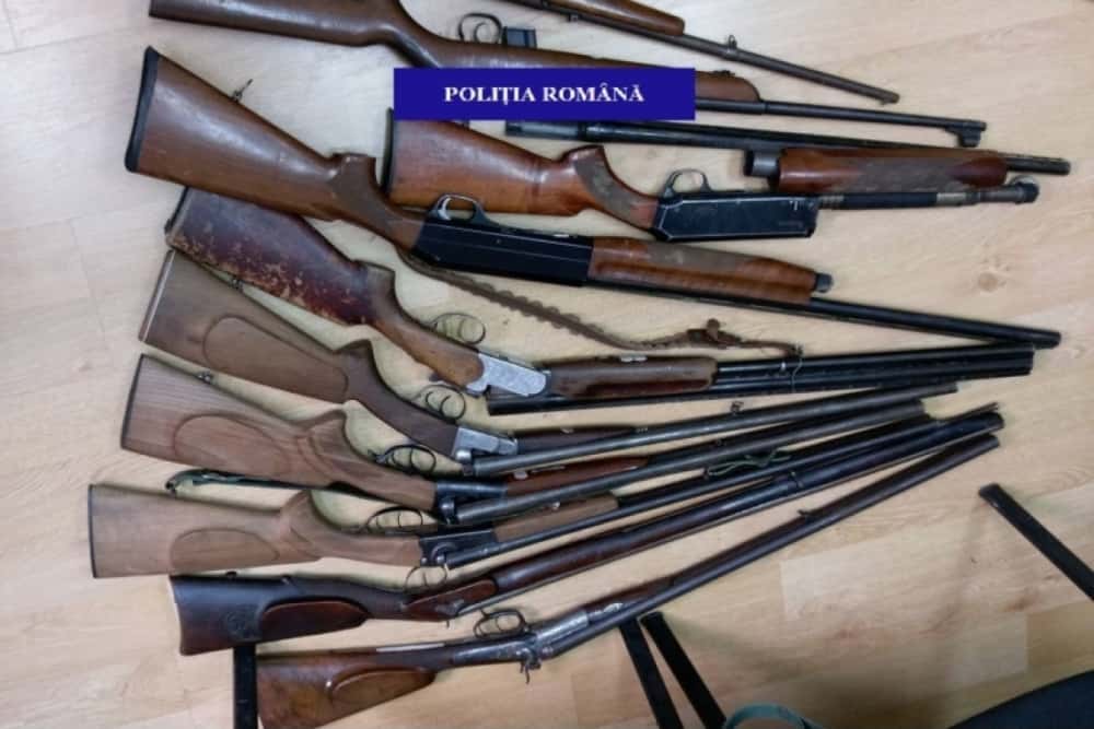 Zeci de arme și mii de cartușe, confiscate de polițiștii prahoveni