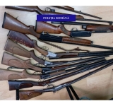 Zeci de arme și mii de cartușe, confiscate de polițiștii prahoveni
