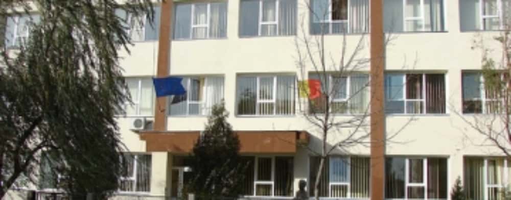 Reacția Prefecturii Prahova la problema deficitului de spații educaționale din școlile ”Bassarabescu” și „George Coșbuc” Ploiești