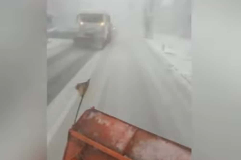 Iarnă în toată regula pe DN1, în zona Văii Prahovei! Utilajele acționează pentru îndepărtarea zăpezii