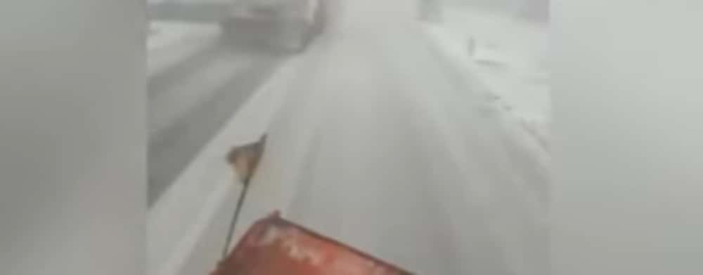 Iarnă în toată regula pe DN1, în zona Văii Prahovei! Utilajele acționează pentru îndepărtarea zăpezii