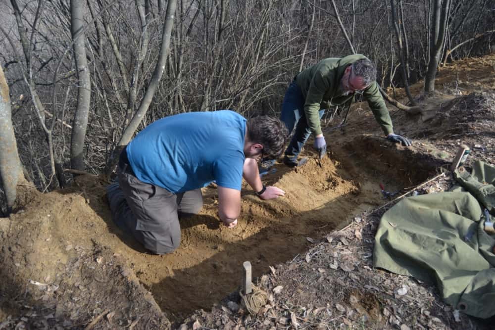 Intervenție a arheologilor prahoveni pentru salvarea unui mormânt preistoric, descoperit pe un deal din Urlați. Osemintele au fost găsite de un cioban din Ceptura