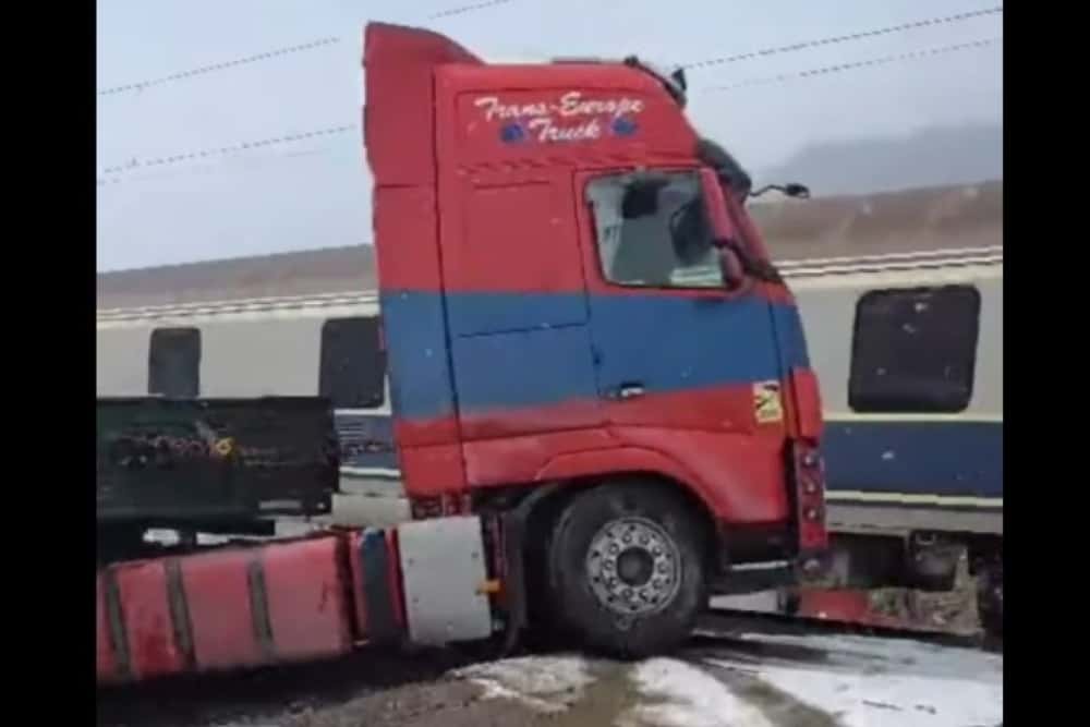Locomotiva trenului de călători implicat în accidentul feroviar de la Bușteni a fost avariată. Anunțul CFR Călători