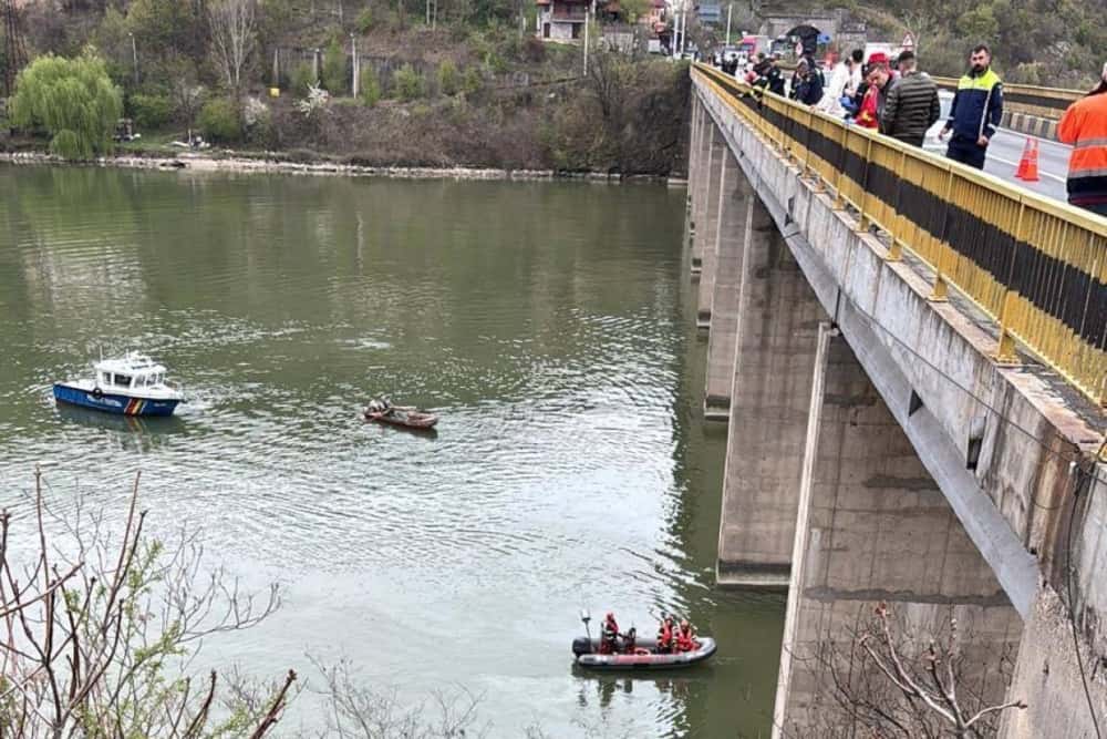 UPDATE/ Un microbuz a căzut în Dunăre, în județul Mehedinți!
