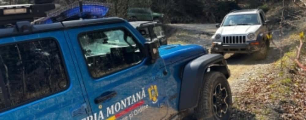 Au mers cu mașinile de teren prin pădure, s-au ales cu amenzi de la jandarmii prahoveni