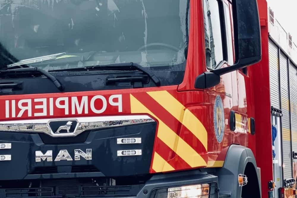 Casă în flăcări, în comuna Brazi. Pompierii au reușit să împiedice extinderea focului