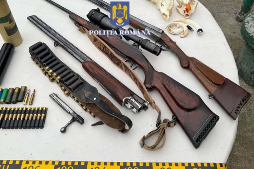 Braconieri dotați cu camere de termoviziune și arme cu amortizoare, călcați de polițiștii prahoveni. Ce arsenal s-a descoperit la percheziții