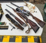 Braconieri dotați cu camere de termoviziune și arme cu amortizoare, călcați de polițiștii prahoveni. Ce arsenal s-a descoperit la percheziții