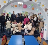 Ursuleți de pluș și dulciuri, pentru copiii unei grădinițe din Băicoi, de la ”iepurași” în uniformă