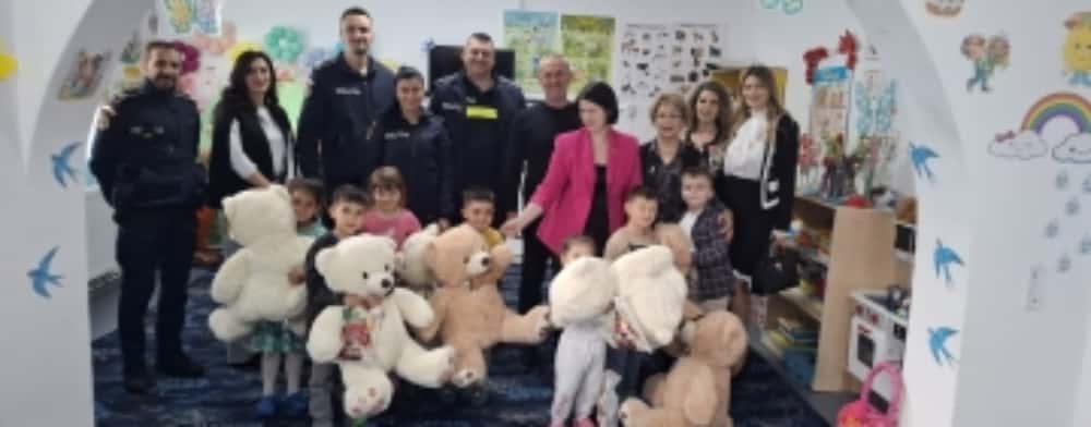Ursuleți de pluș și dulciuri, pentru copiii unei grădinițe din Băicoi, de la ”iepurași” în uniformă
