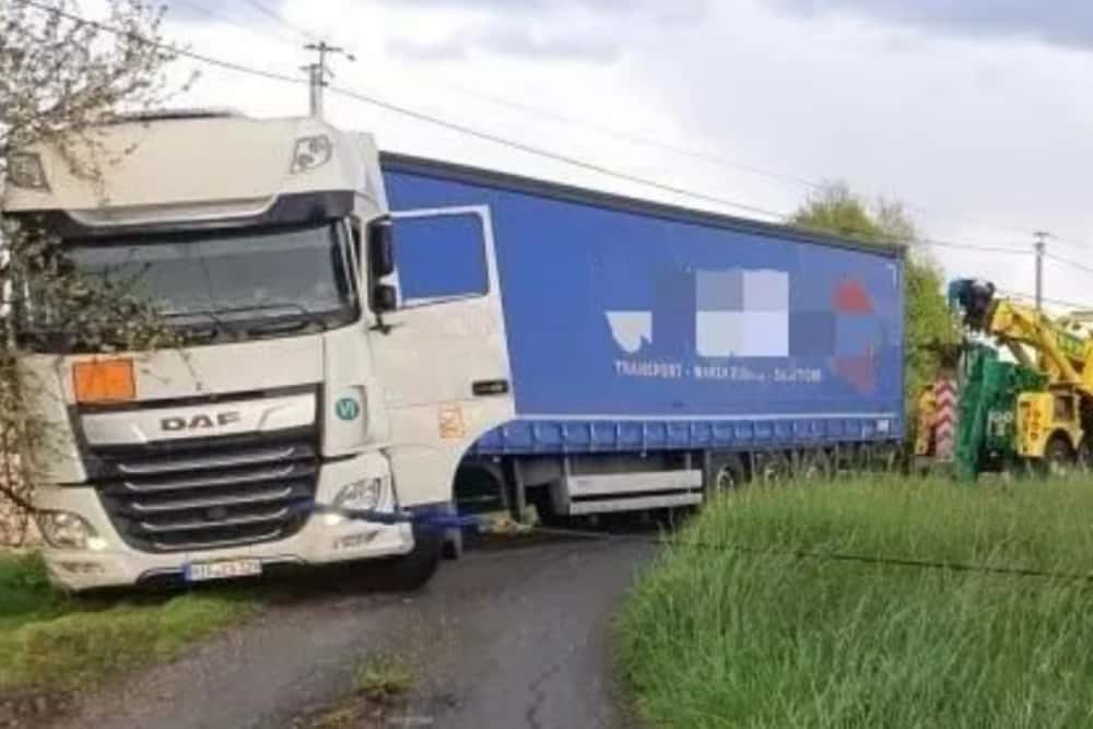Blocat pe un drum de țară, un șofer de TIR român a cerut ajutorul polițiștilor francezi, deși avea o alcoolemie de aproape 2  la mie!