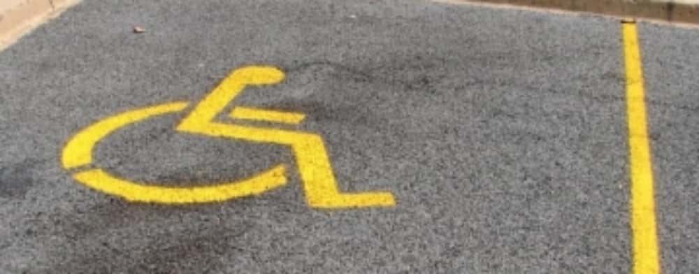Prefectul Emil Drăgănescu cere verificarea tuturor locurilor de parcare destinate persoanelor cu handicap: cine le ocupă și cu ce drept?