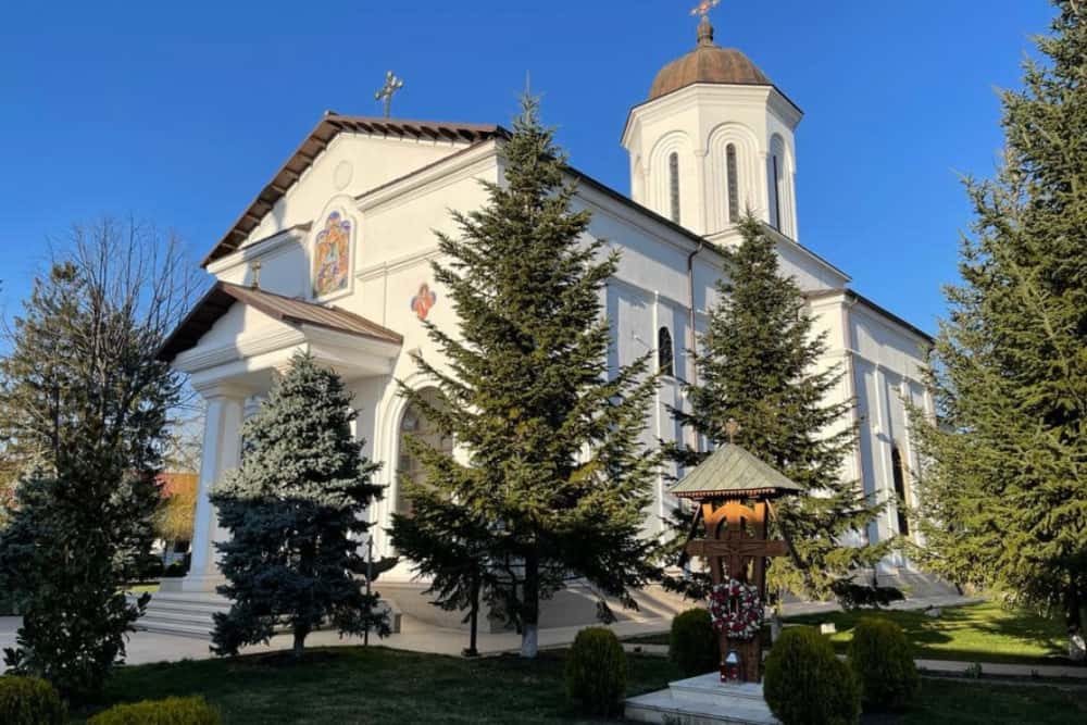 Jandarmii, la datorie și de Izvorul Tămăduirii, la Mănăstirea Ghighiu