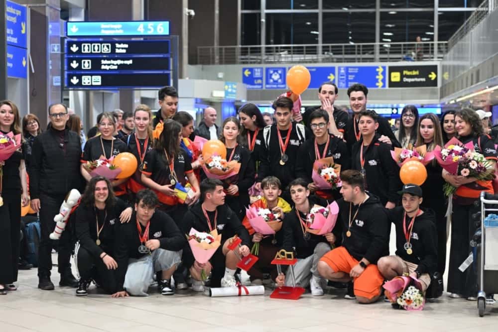 Echipa de robotică Eastern Foxes, întâmpinată și de președintele CJ Prahova, Virgiliu Nanu, la întoarcerea de la Campionatul Mondial din Statele Unite