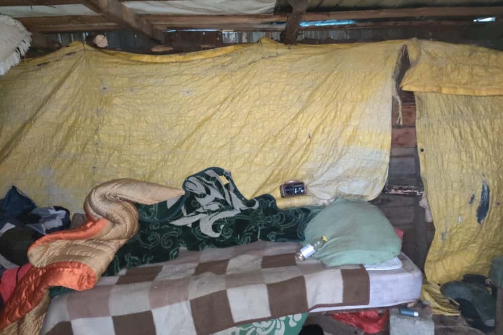 Sclavi la o fermă din Bălțești! Șapte persoane, ținute în condiții inumane, fără curent electric, apă și toalete!