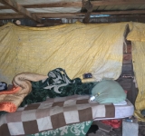 Sclavi la o fermă din Bălțești! Șapte persoane, ținute în condiții inumane, fără curent electric, apă și toalete!