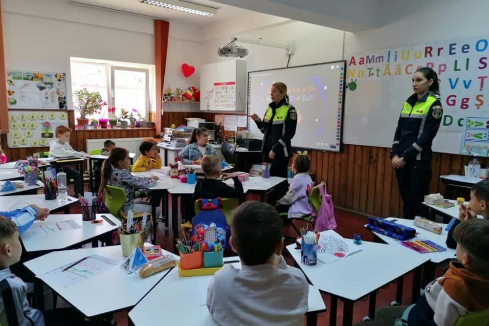 Zi neobișnuită pentru copiii din comuna Olari: polițiștii le-au luat locul profesorilor și educatorilor!