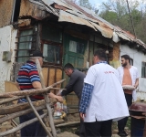 50 de familii sărmane din Prahova au sărbătorit 1 Mai datorită voluntarilor Paraclisului Catedralei Naționale