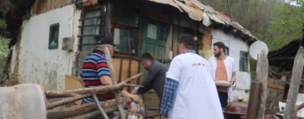 50 de familii sărmane din Prahova au sărbătorit 1 Mai datorită voluntarilor Paraclisului Catedralei Naționale