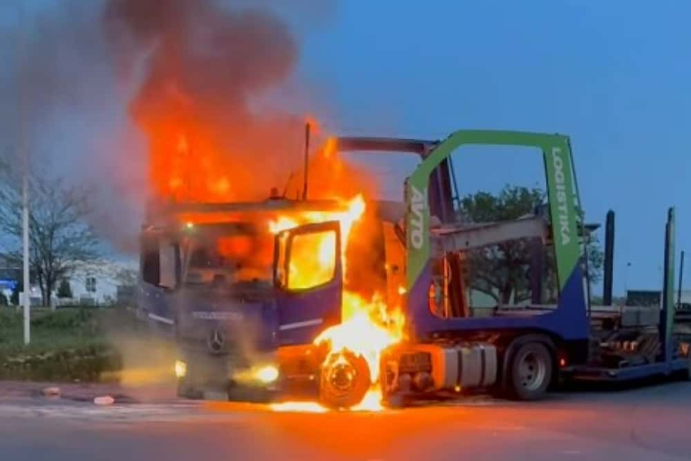 Autocamion în flăcări la ieșire din Ploiești, zona Podul Înalt