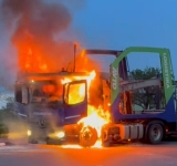 Autocamion în flăcări la ieșire din Ploiești, zona Podul Înalt