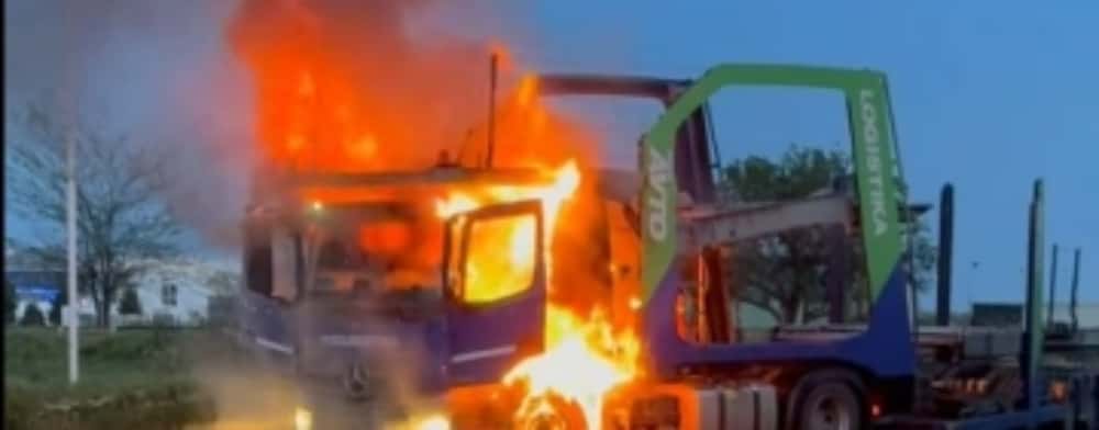 Autocamion în flăcări la ieșire din Ploiești, zona Podul Înalt