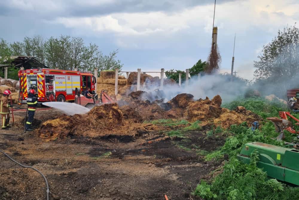 10 tone de baloți au ars într-un incendiu, în comuna Puchenii Mari