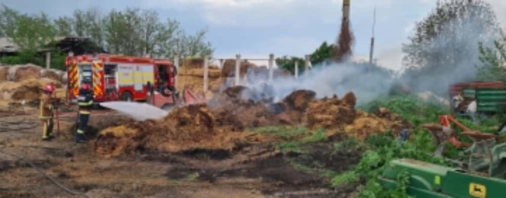 10 tone de baloți au ars într-un incendiu, în comuna Puchenii Mari