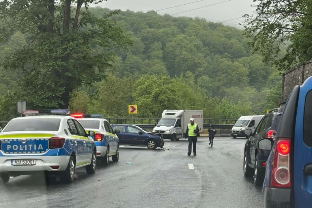 Accident pe DN1, în zona Posada, soldat cu doi răniți