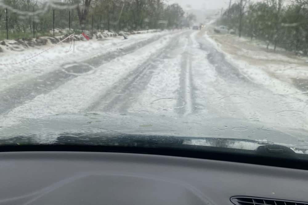 Grindina a făcut ravagii pe Valea Slănicului. La Vărbilău, strat de gheață de câțiva centimetri