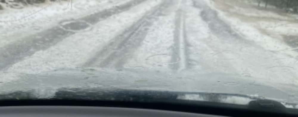 Grindina a făcut ravagii pe Valea Slănicului. La Vărbilău, strat de gheață de câțiva centimetri