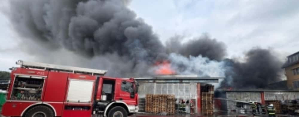 Haos în sectorul 6 al Capitalei, din cauza unui incendiu de proporții