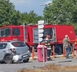 Un șofer de 79 de ani a intrat cu mașina în doi stâlpi din incinta unei benzinării, la Boldești-Scăeni