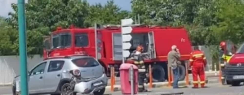 Un șofer de 79 de ani a intrat cu mașina în doi stâlpi din incinta unei benzinării, la Boldești-Scăeni