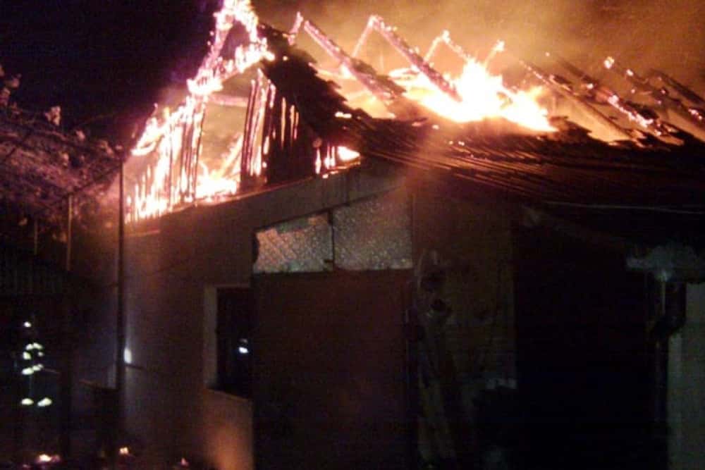 Un incendiu a cuprins, noaptea trecută, acoperișul unei case din Târgșoru Nou