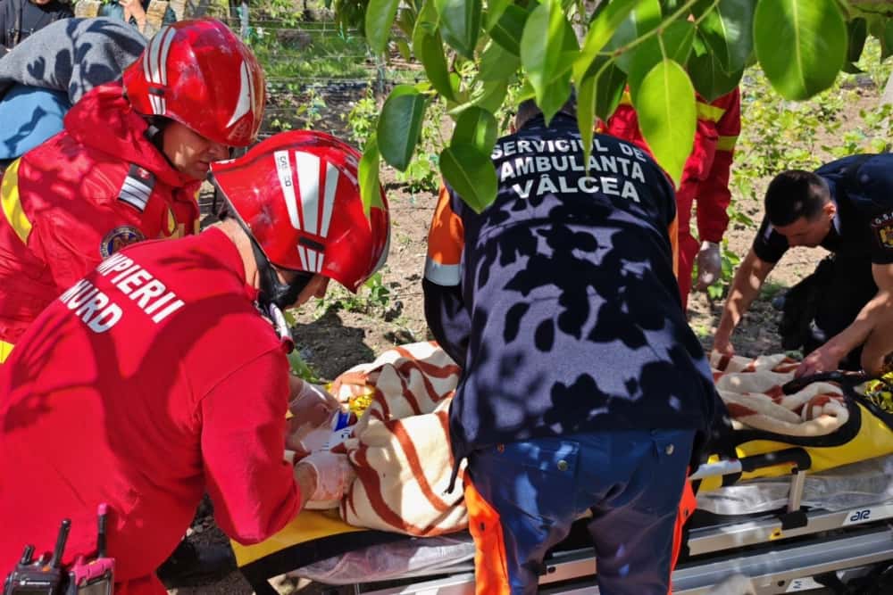 Vâlcea/ Bărbat căzut într-o fântână adâncă de 12 metri, salvat de pompieri