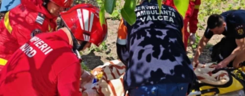 Vâlcea/ Bărbat căzut într-o fântână adâncă de 12 metri, salvat de pompieri