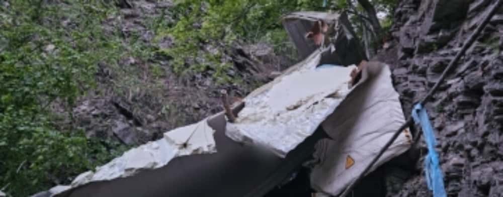 Un autotren a căzut într-o râpă, la Sinaia. Șoferul a scăpat cu viață! 