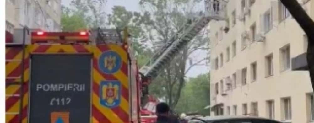 Zeci de persoane evacuate dintr-un bloc din cartierul ploieștean Mihai Bravu, din cauza unui incendiu