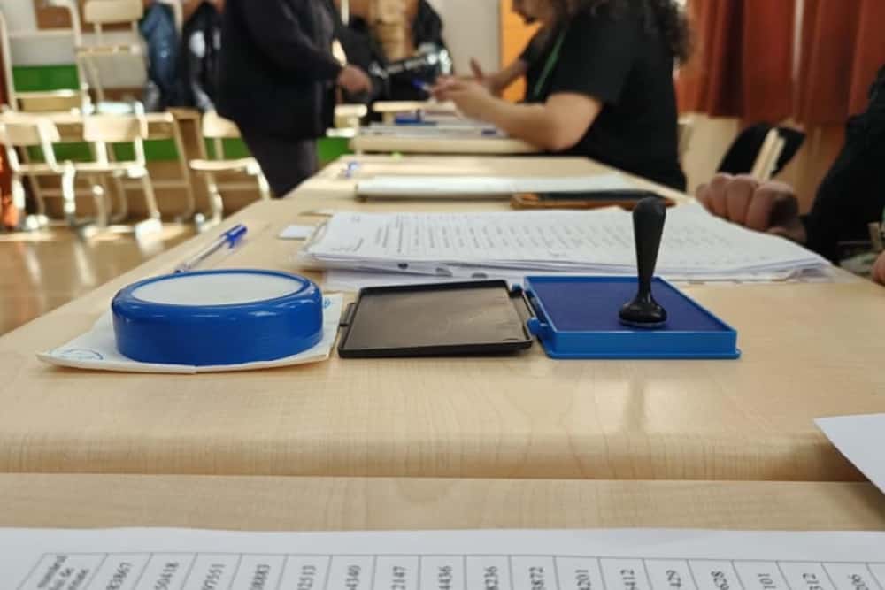 Două secții de votare din Sinaia au depășit 120% prezență. BEJ a suplimentat buletinele de vot