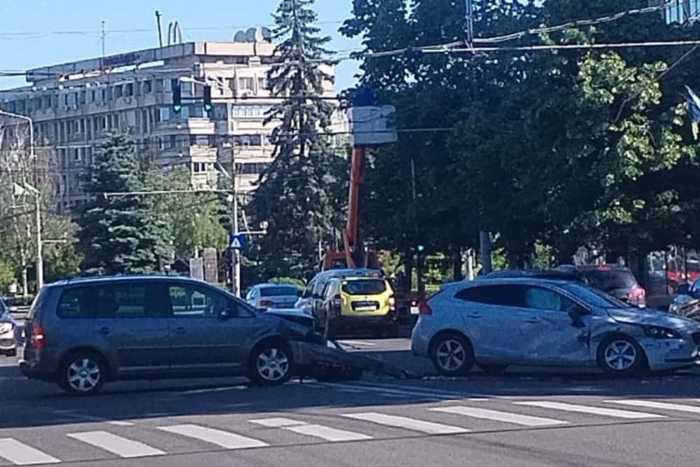 Două autoturisme, implicate într-un accident rutier, în centrul Ploieștiului
