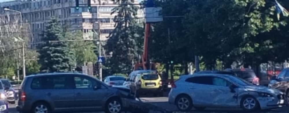 Două autoturisme, implicate într-un accident rutier, în centrul Ploieștiului