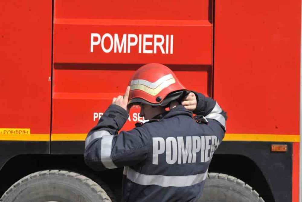 UPDATE/ Incendiu într-un bloc de pe Bulevardul Republicii din Ploiești. Sunt evacuați locatarii din apartamentele de deasupra celui în care au izbucnit flăcările