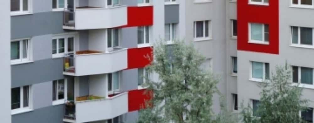 O fostă jurnalistă de televiziune a căzut de la etajul 5, în București, împreună cu fiica sa de 7 ani