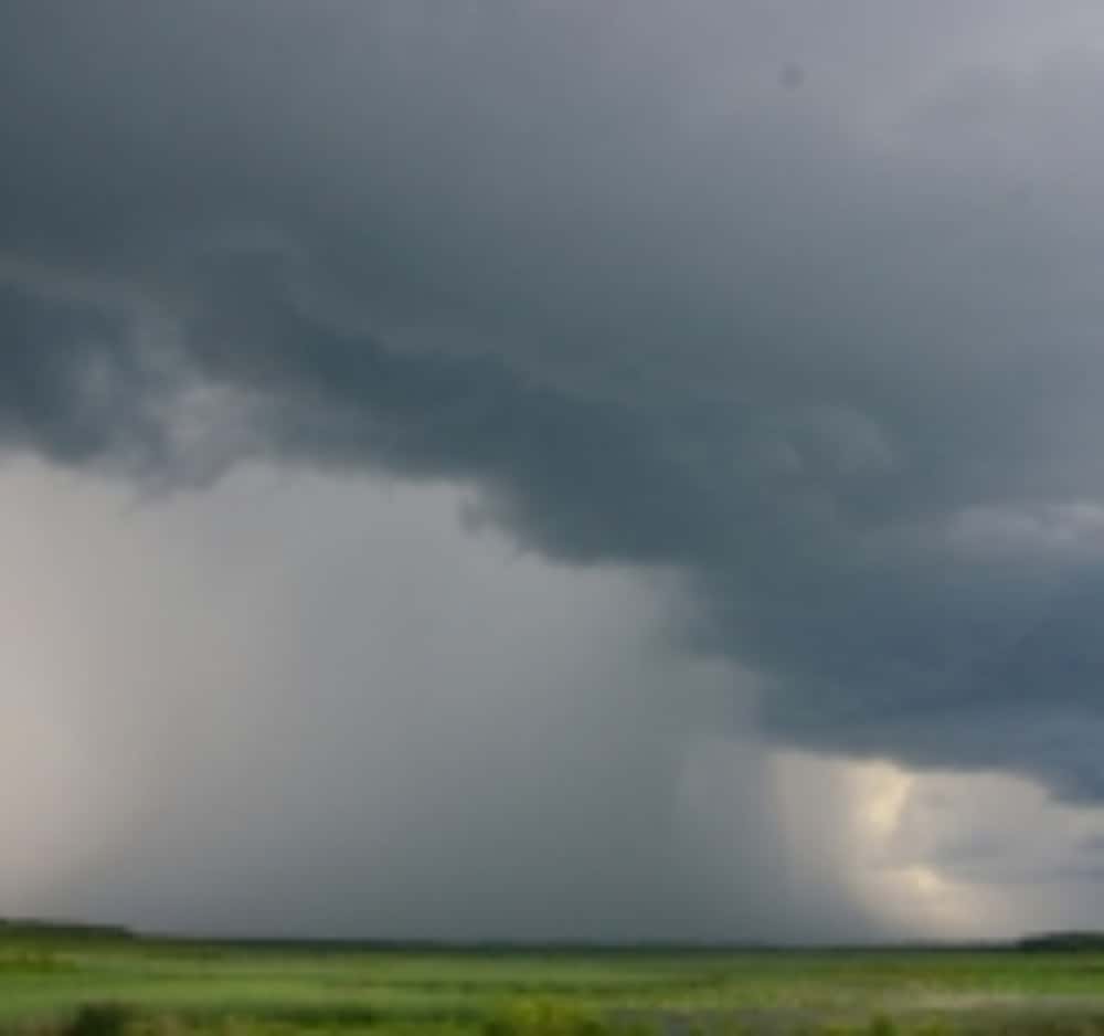 Cod roșu de vijelii și grindină de mari dimensiuni în cinci localități din sudul Prahovei