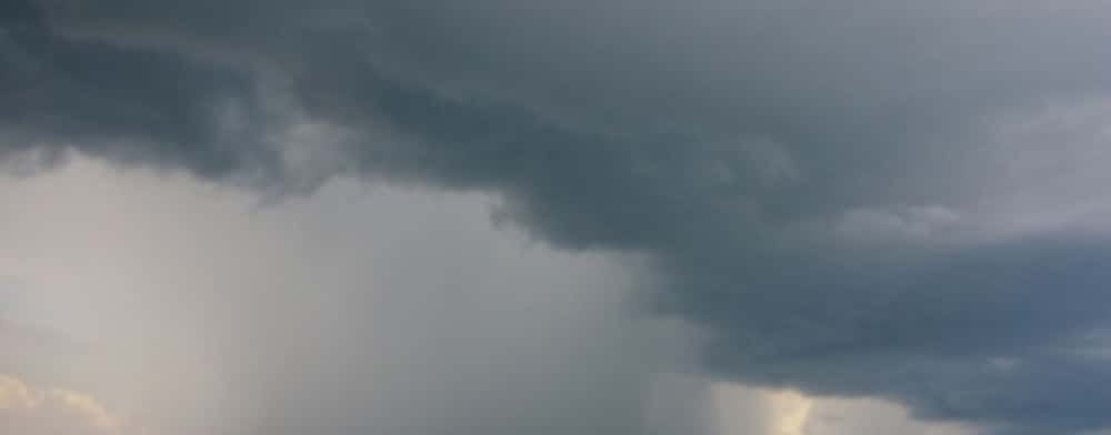 Cod roșu de vijelii și grindină de mari dimensiuni în cinci localități din sudul Prahovei