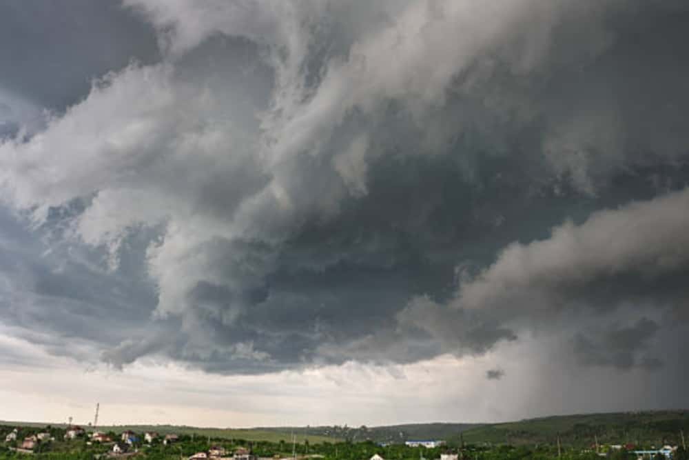 Cod portocaliu de vijelii și grindină în Prahova. Localități vizate 
