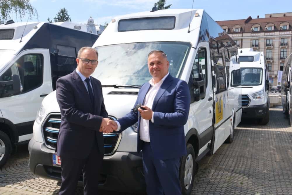 Alte zeci de microbuze electrice vor ajunge la elevii din Prahova