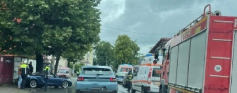 Accident pe strada Gheorghe Doja din Ploiești. Un șofer a ajuns la spital